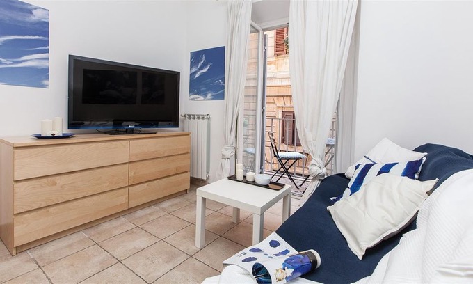 Roman Ghetto Apartment | Calderari Balcony 916 apartment in Centro Storico with air conditioning, balcony & lift.