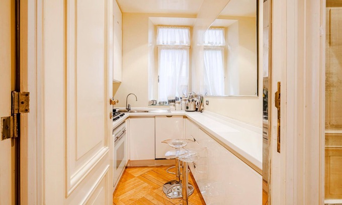 Rione V Ponte Apartment | Central, authentic apartment in the heart of Rome.