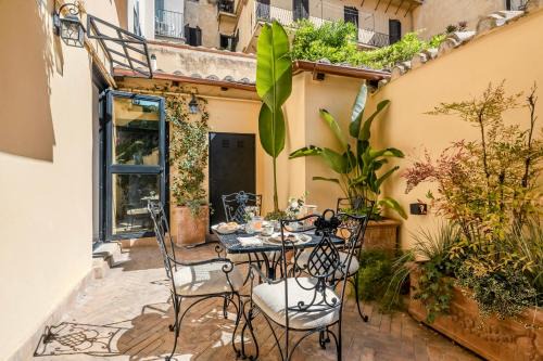 Monti Apartment | Colosseum 1 Min Design Apt with Private Courtyard