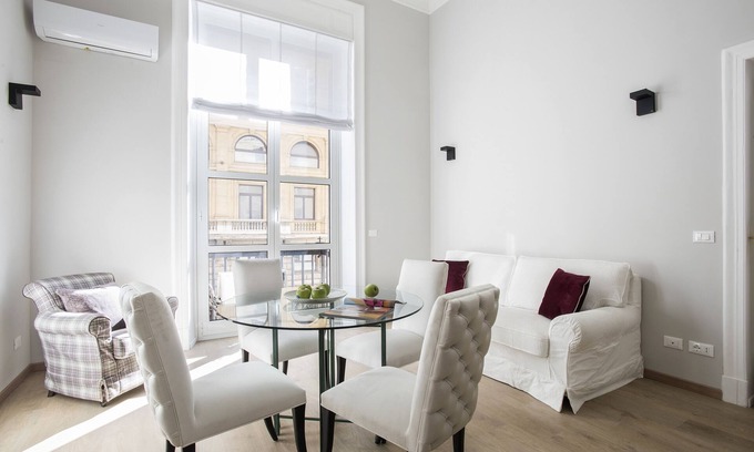 Rione II Trevi Apartment | Elegant apartment with king-size bed close to Trevi Fountain