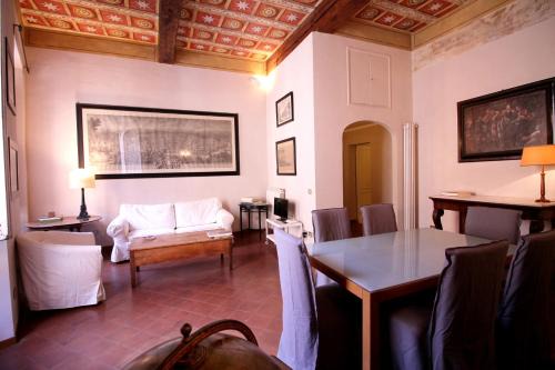 Rione V Ponte Apartment | Family 2BR Apartment in Via Giulia