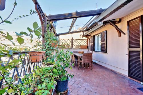 Rione III Colonna Apartment | Frattina Family Romantic Superior Suite