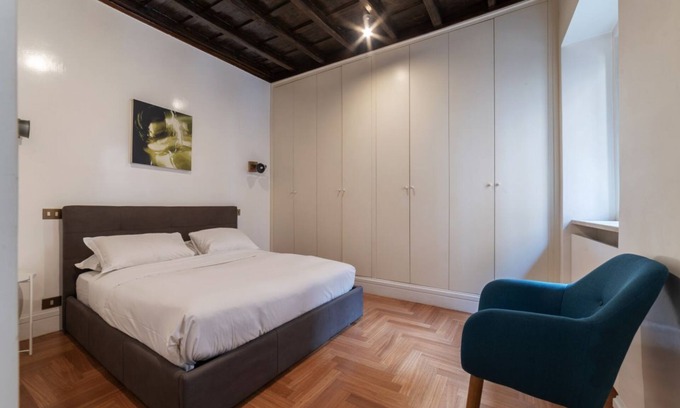 Rione IV Campo Marzio Apartment | Frezza 39b - FromHometoRome