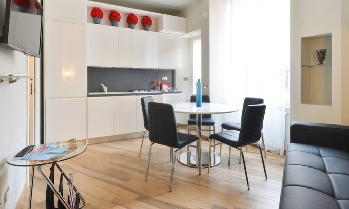 Rione IV Campo Marzio Apartment | Lata Luxury Apartment (Red)