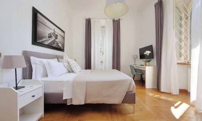 Vatican Apartment | LUXURY APARTMENT for 10 - ROME by FOOT-S'PETER BASILICA-AirCond WiFi Netflix Sky