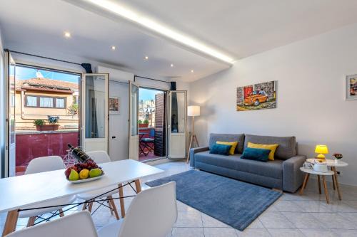 Rione III Colonna Apartment | Luxury Penthouse Barberini - Spanish Steps