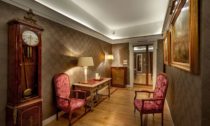 Rione III Colonna House | Residenza Frattina