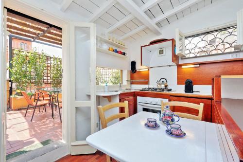 Rione V Ponte Apartment | Smart Lodgings Sky