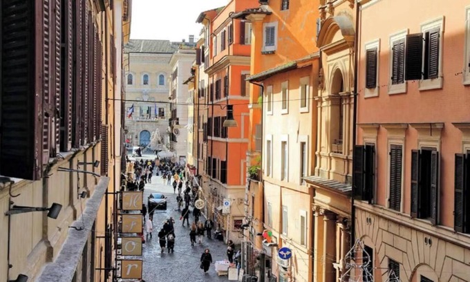 Navona Apartment | Spacious City Retreat Overlooking Rome’s Historic Streets