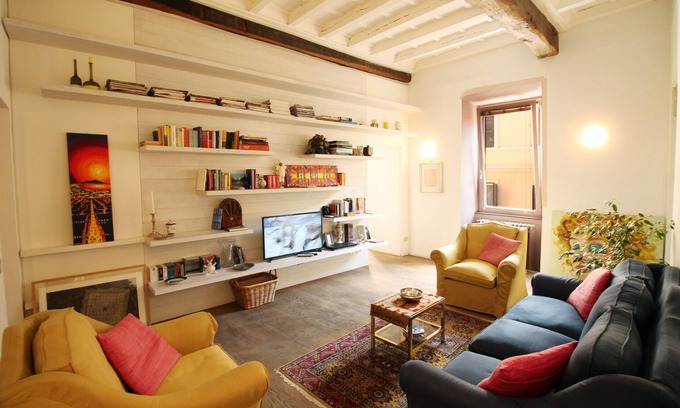 Rione II Trevi Apartment | The Trevi Fountain and Spanish Steps Experience