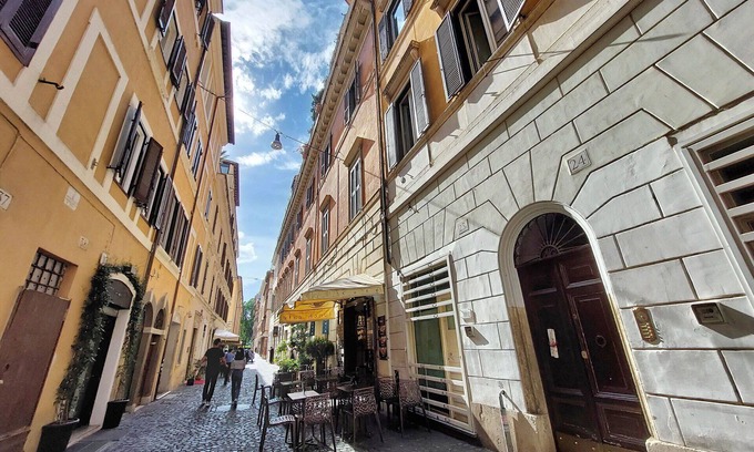 Rione IV Campo Marzio Apartment | Vantaggio 1 Bdr Close Piazza Di Spagna by Halldis