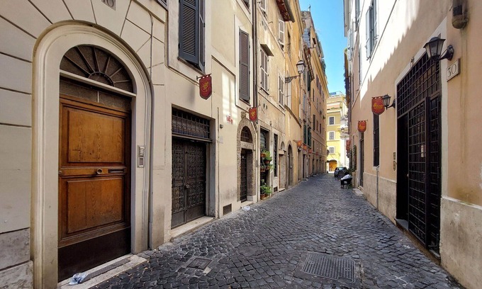 Rione V Ponte Apartment | Vicolo Cellini, Lovely & Bright 2 Br Apartment By Halldis