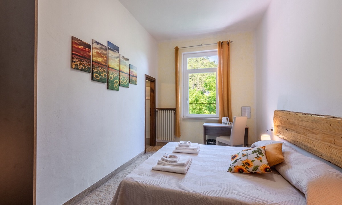 Montieri Apartment | Girasole Room – Poggio alla Luna with Mountain View and Wi-Fi
