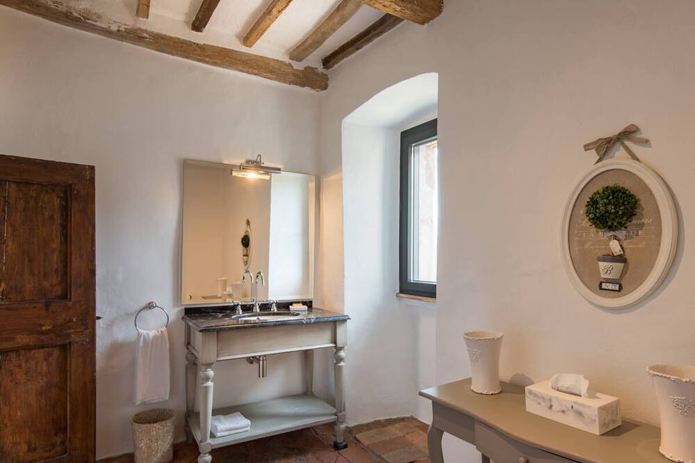 Photo of Bathroom in Montelovesco