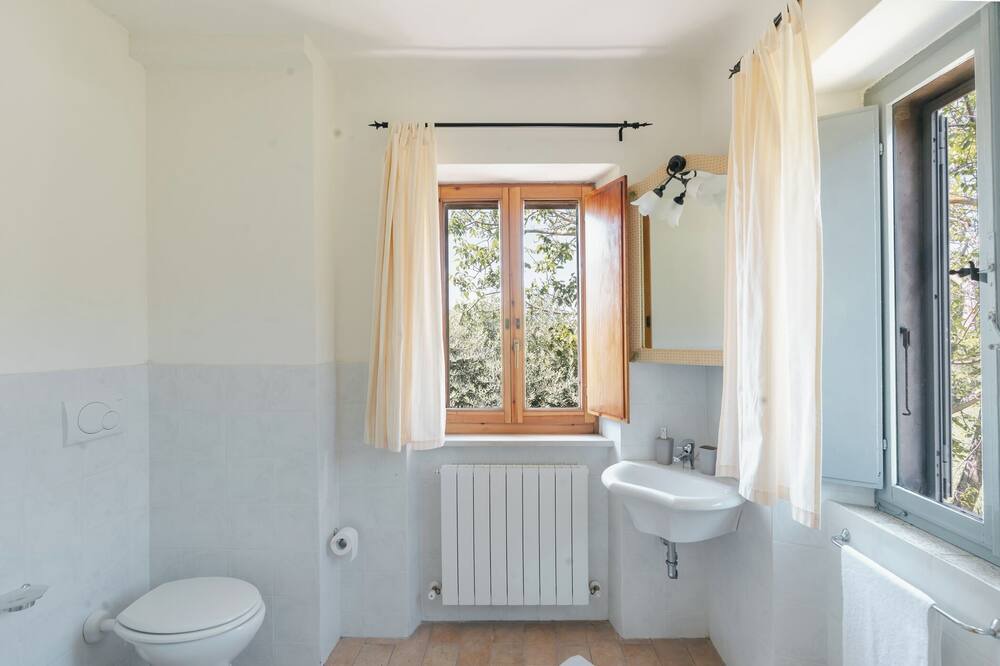 Photo of Bathroom in Petriolo