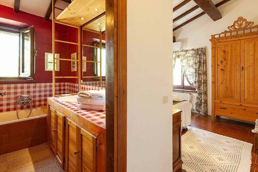 Photo of Bathroom in Ficulle