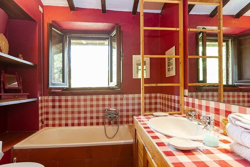 Photo of Bathroom in Ficulle