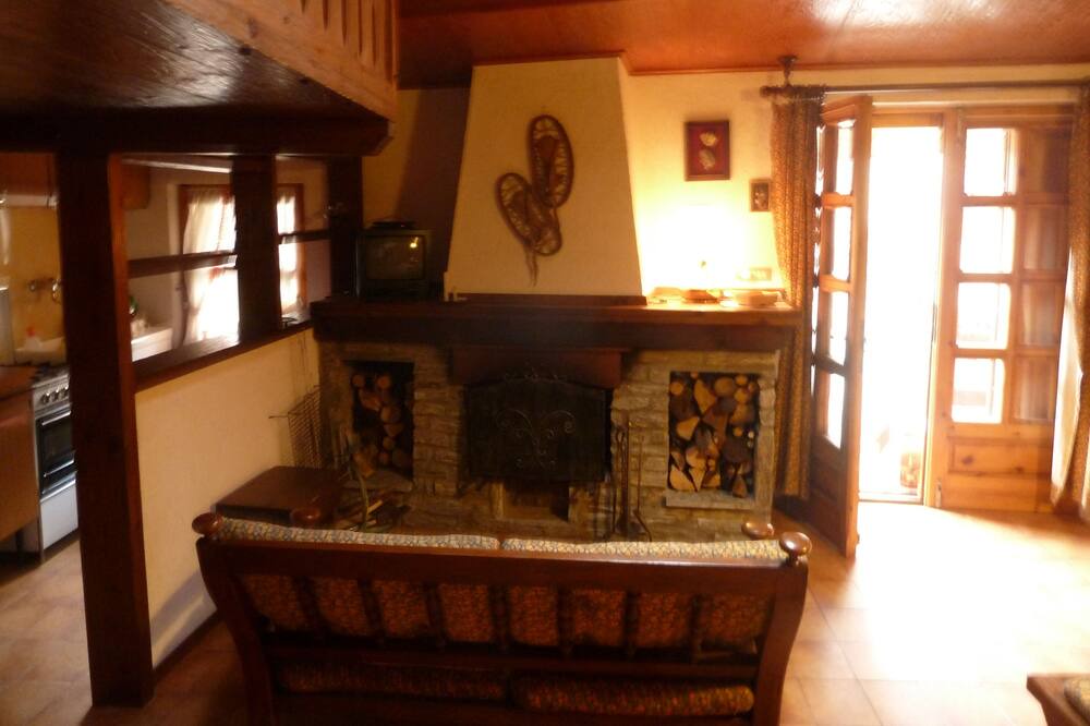 Photo of Livingroom in Cerian-Epaillon