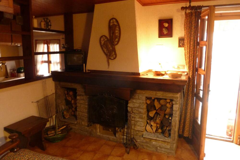 Photo of Livingroom in Cerian-Epaillon