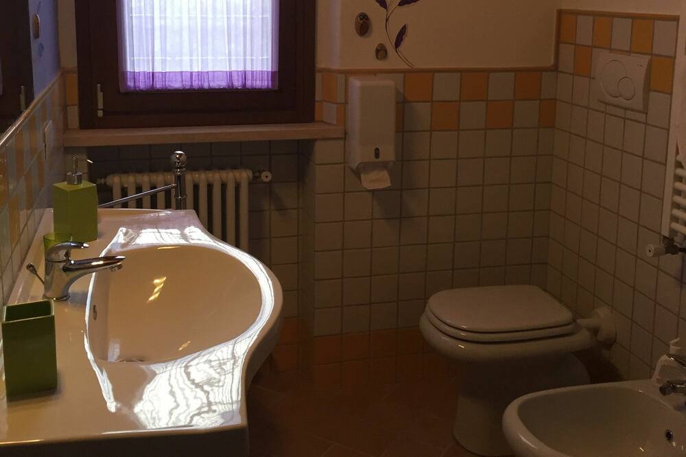 Photo of Bathroom in Montoro