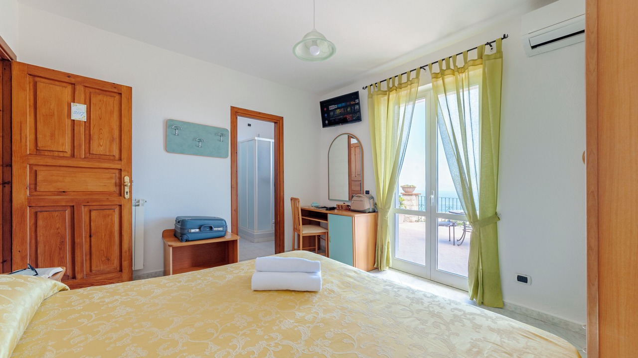 Photo of Bedroom in Forio