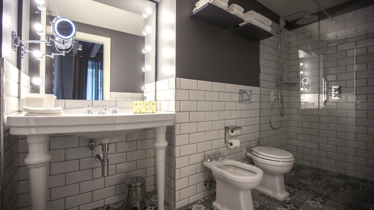 Photo of Bathroom in Tricolore