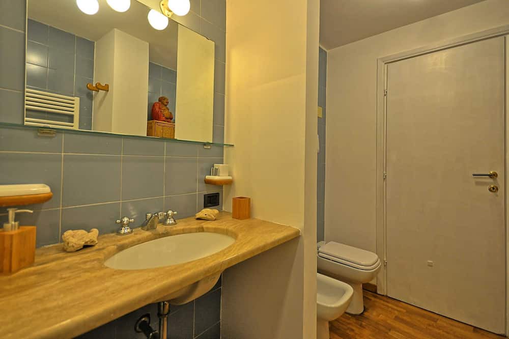 Photo of Bathroom in Rione VI Parione