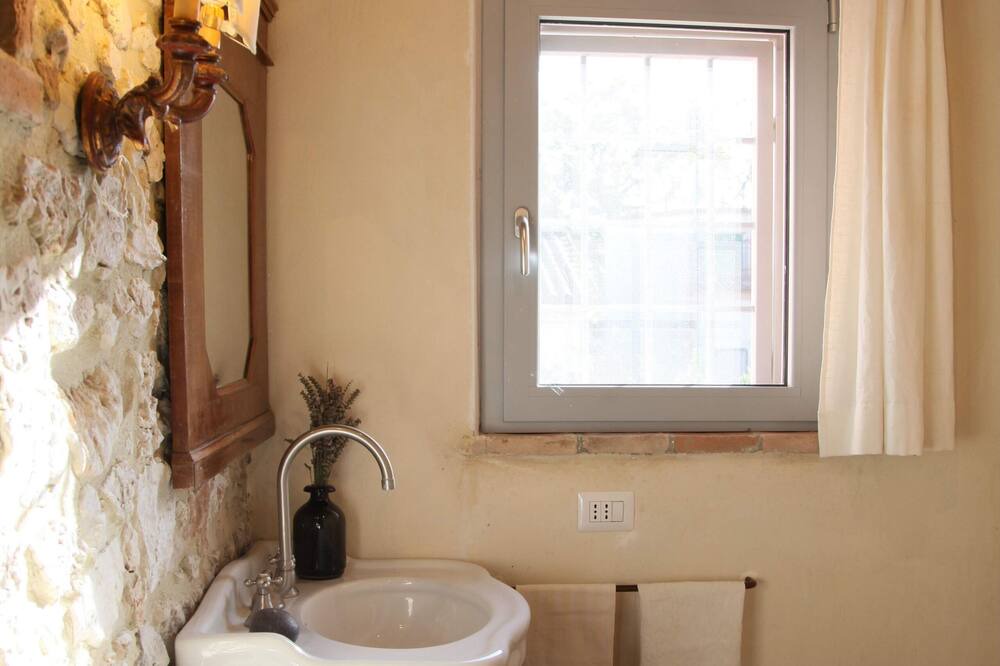 Photo of Bathroom in Amelia