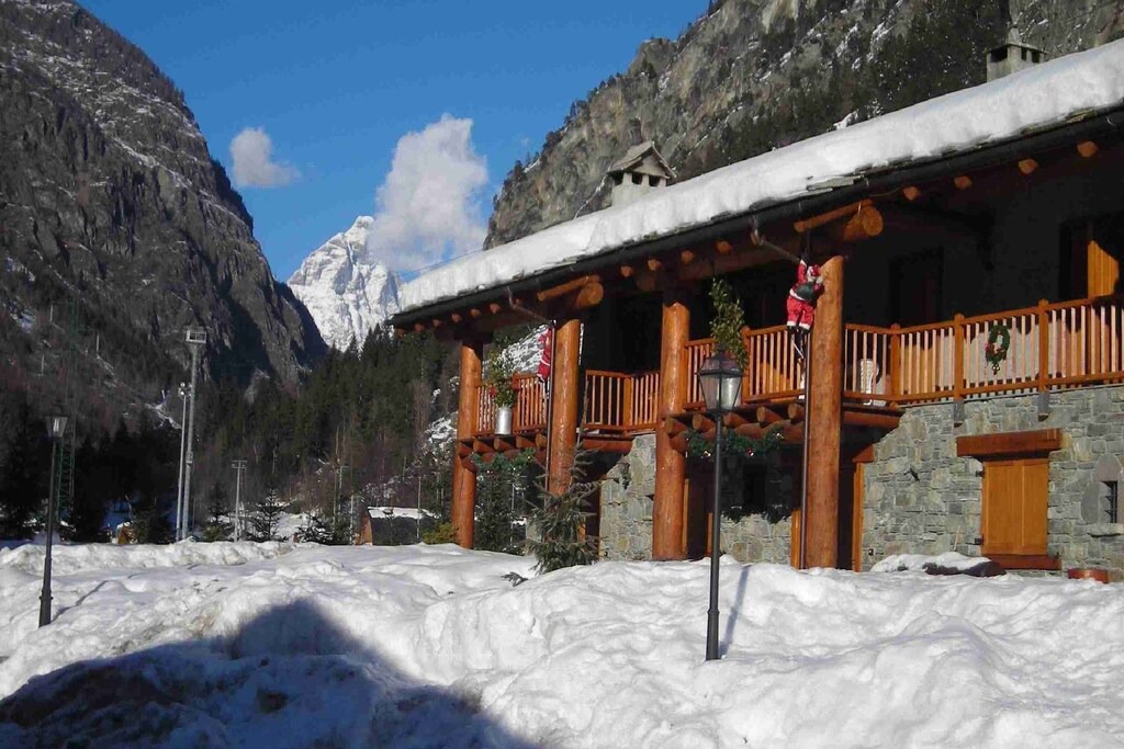 Photo of Buildings in Antey-Saint-Andre