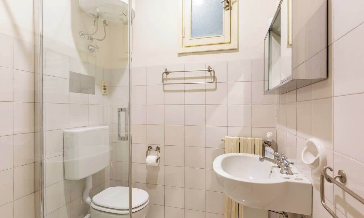 Photo of Bathroom in Tricolore