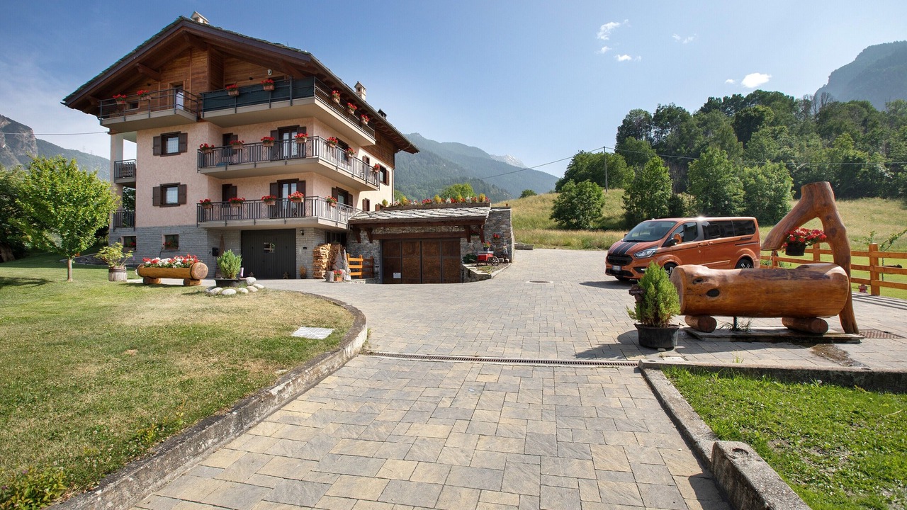 Photo of Outdoor in Introd