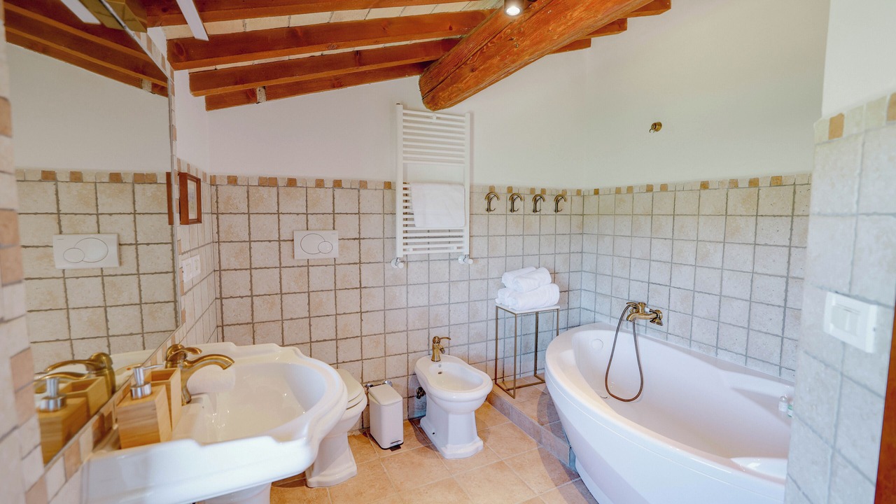 Photo of Bathroom in Montone