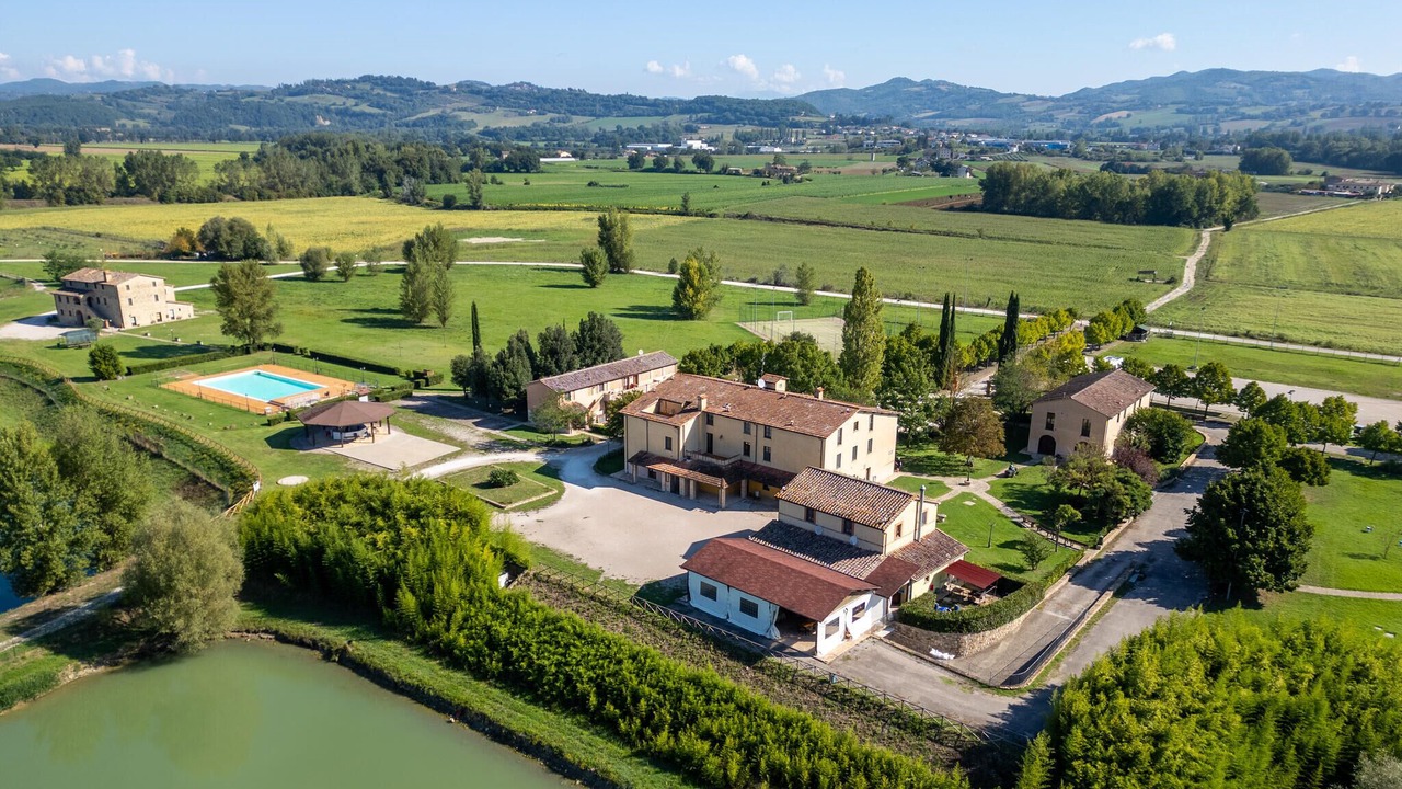 Photo of Others in Montone