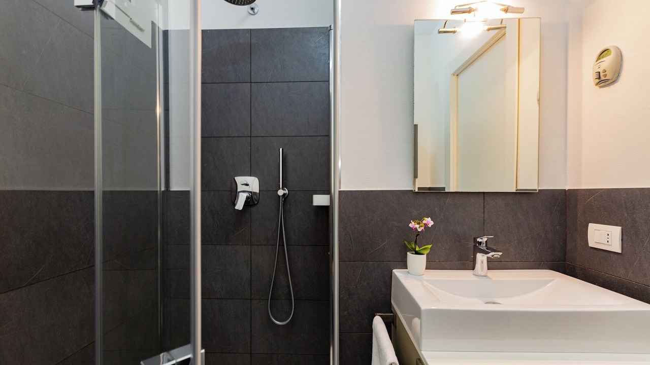 Photo of Bathroom in Tricolore