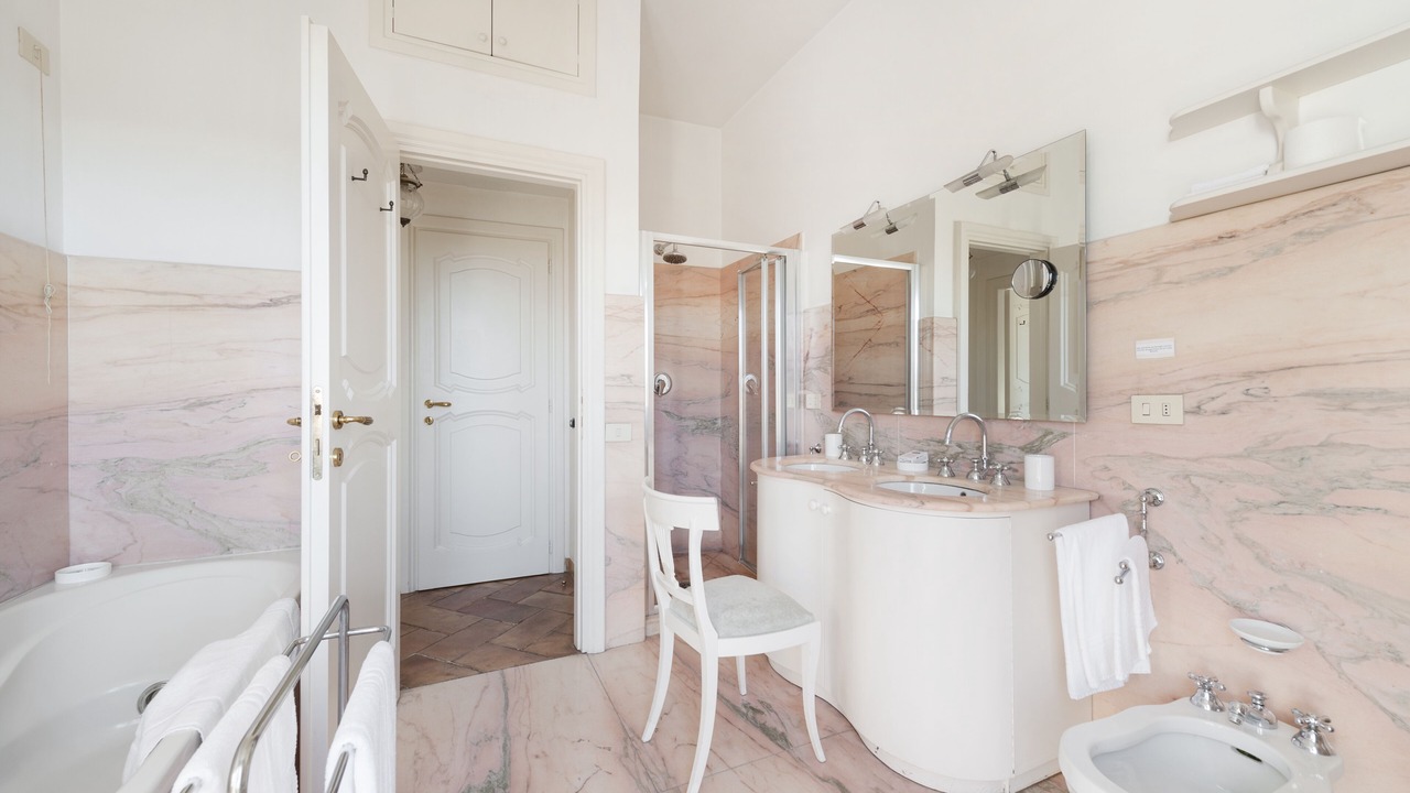 Photo of Bathroom in Rione IX Pigna