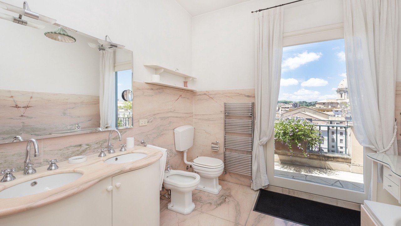 Photo of Bathroom in Rione IX Pigna