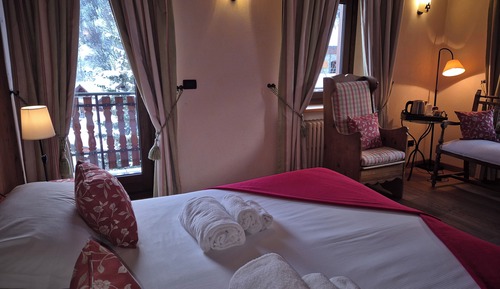 Junior Double Room, 1 Double Bed, Mountain View, Garden Area