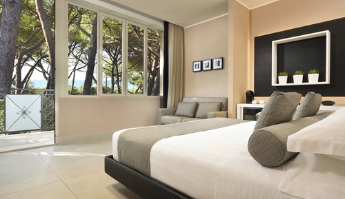 Panoramic Room (Riva's Room Vista)