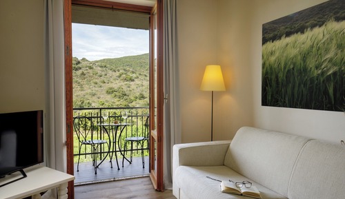 Deluxe Room, Balcony, Hill View