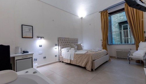 Traditional Suite, Jetted Tub