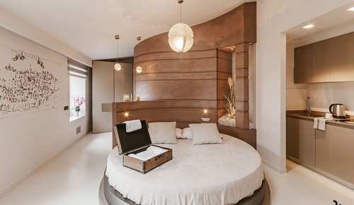 Suite, Emotional Shower