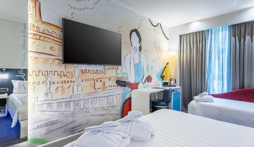 Comfort Room, Multiple Beds, Smoking