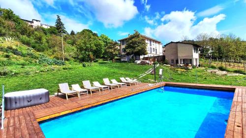 Two-Bedroom Deluxe Apartment with Garden View
