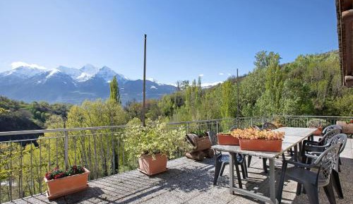 One-Bedroom Apartment with Garden View