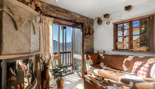Apartment with Mountain View