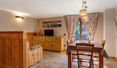 Two-Bedroom Deluxe Apartment with Garden View