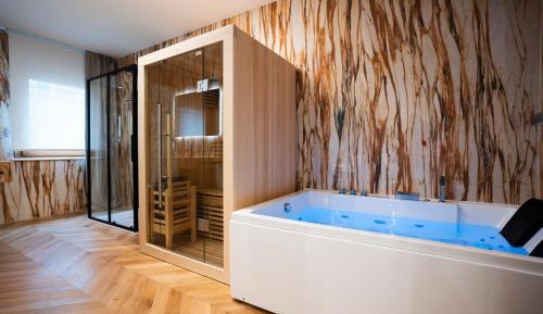 Studio with Spa Bath