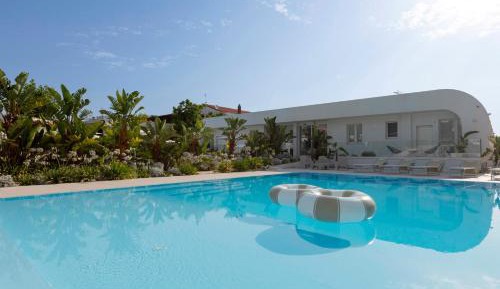 Apartment with Pool View 
