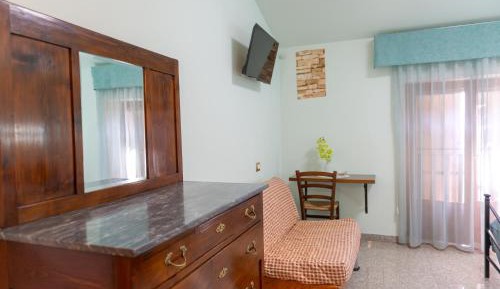 Deluxe Room (2 Adults + 1 Child)