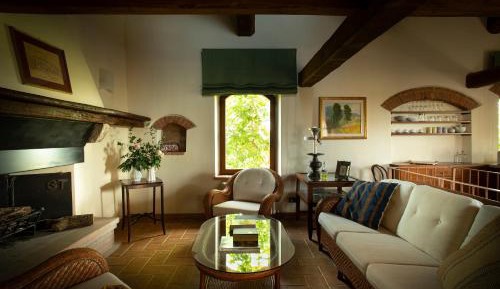 Deluxe One-Bedroom Apartment with Garden View